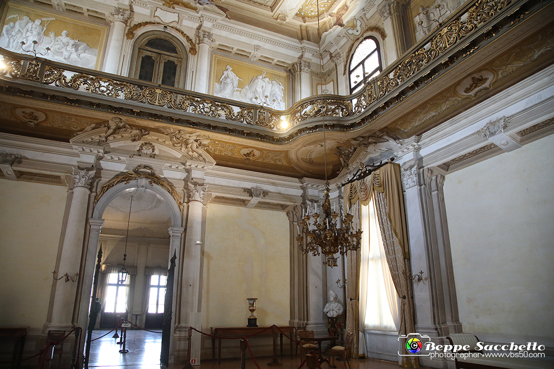 VBS_6761 - Villa Pisani - Stra (Venezia).jpg - SALONE DA BALLO  Il grandioso soffitto di questa sala fu affrescato da Giambattista Tiepolo. Tra il 1761 e il 1762 diede vita ad una cortese e contenuta allegoria della famiglia Pisani. II committente Luigi Pisani (1701-1767) viene ritratto accanto ai suoi figli: non c'è traccia di pompa ed il gruppo familiare, accompagnato dalle Virtù, trova posto tra una moltitudine di personaggi allegorici. Tra le figure principali dei gruppi che animano l'affresco troviamo: la Divina Sapienza, le Virtù, le Arti, la Pace, l'Abbondanza, la Discordia e l'Eresia, i Continenti (Europa, Africa, America, Asia), l'Italia e Venezia. 